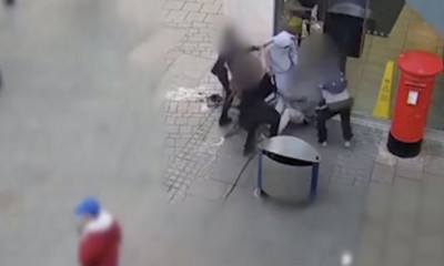 Σοκαριστικό βίντεο: Άνανδρη επίθεση τεσσάρων ατόμων σε άστεγο