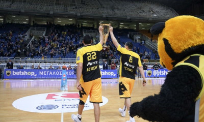 Στο ΟΑΚΑ με το τρόπαιο η Κυπελλούχος ΑΕΚ (photos+video)