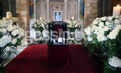 Κώστας Βουτσάς: Συντετριμμένη η Αλίκη Κατσαβού στο παρεκκλήσι της Μητρόπολης– Το στεφάνι που έστειλε