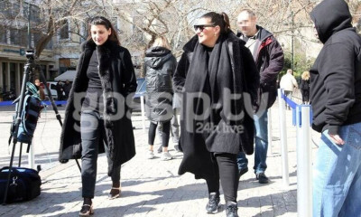 Κώστας Βουτσάς: Καταβεβλημένες οι κόρες του, Θεοδώρα και Νικολέτα στο λαϊκό προσκύνημα