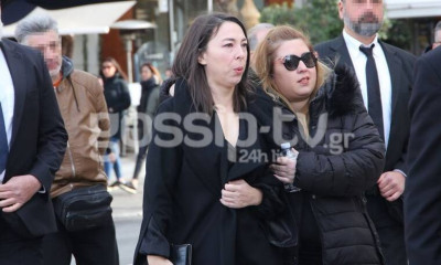Κηδεία Κώστα Βουτσά: Υποβασταζόμενη η σύζυγός του, Αλίκη Κατσαβού (Photos & Video)