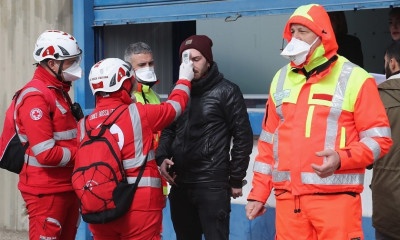 Έλεγχος έξω από το γήπεδο της Λέτσε για κοροναϊό (photos)