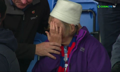 Ποδοσφαιριστής χτύπησε με τη μπάλα κατά λάθος γυναίκα στην εξέδρα (video)