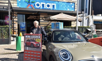 ΣΚΡΑΤΣ «ΜΙΝΙ COOPER»: Τυχερός παίκτης από την Πτολεμαΐδα ποζάρει με το αυτοκίνητο που κέρδισε