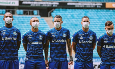 Με μάσκες οι παίκτες της Γκρέμιο, διαμαρτυρόμενοι για τη συνέχιση του πρωταθλήματος (video)