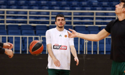 Μυθικός Παπαδάκης βάζει καλάθι από το παράθυρο του (video)