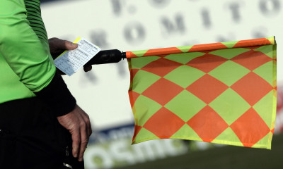 Απίθανο: Διαιτητής σε καραντίνα κάνει προπόνηση για το οφσάιντ στο… σαλόνι (video)