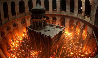 Πάσχα 2020: Η συγκλονιστική στιγμή της Αφής του Αγίου Φωτός στον «ήσυχο» Πανάγιο Τάφο