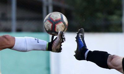 Ποδοσφαιριστής «κρέμασε» τα παπούτσια του και έπιασε το μικρόφωνο (video)