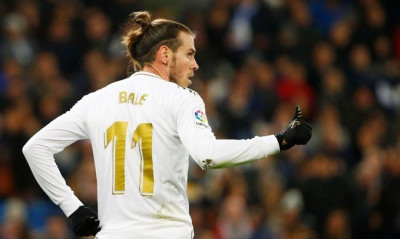 Το ανάποδο ψαλίδι του Μπέιλ στο σαλόνι του, για καλό σκοπό (video)