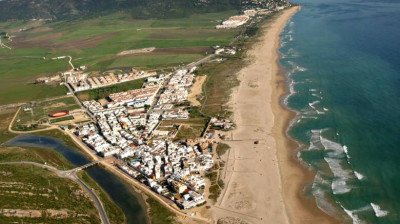 Κορωνοϊός – Ισπανία: Οργή για την απόφαση αξιωματούχων να ψεκάσουν με χλωρίνη παραλία