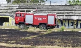 Φωτιά σε γήπεδο στην επαρχία! Καταστράφηκε ο αγωνιστικός χώρος (photos)