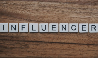 Influencer ανέβασε φωτογραφία στο προφίλ της και πίσω ο φίλος της… σκουπιζόταν (pics)