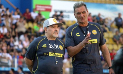 Χιμνάσια Λα Πλάτα: Συνεχίζει ο Μαραντόνα