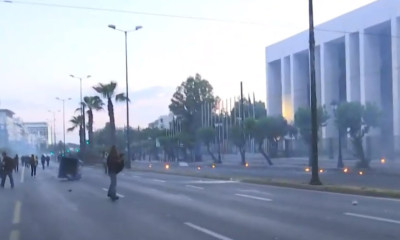 Τζορτζ Φλόιντ: Επεισόδια και χημικά έξω από την αμερικανική πρεσβεία