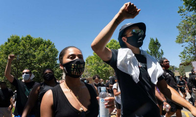 NBA: Ο Κάρι και άλλοι άσοι των Ουόριορς σε αντιρατσιστική πορεία (photos+video)