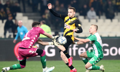 ΑΕΚ-Παναθηναϊκός: Οι παίκτες γονατίζουν και  λένε «όχι» στον ρατσισμό