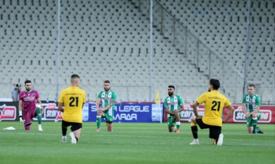 ΑΕΚ-Παναθηναϊκός: Γονάτισαν για τον Τζορτζ Φλόιντ στο ΟΑΚΑ (video&photos)