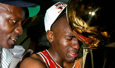 Το πρώτο πρωτάθλημα στην καριέρα του Μάικλ Τζόρνταν (video)