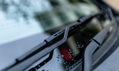 Απίστευτο: Δείτε τι καρφώθηκε στο παρμπρίζ την ώρα που οδηγούσε (video)