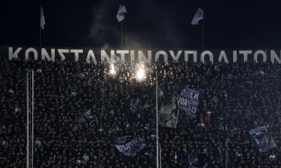 Οπαδός του ΠΑΟΚ χαιρέτησε τον Πρωθυπουργό από το μπαλκόνι του (photos+video)