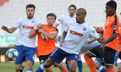 Απίστευτο! Οπαδοί έριξαν φωτοβολίδα σε ματς κεκλεισμένων των θυρών (photos+video)