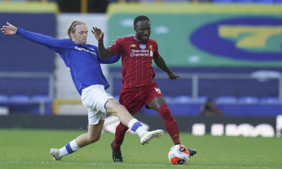 Premier League: Μοιρασιά στο ντέρμπι, ακουμπάει το πρωτάθλημα η Λίβερπουλ (video)