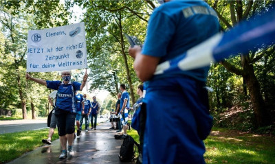 Σάλκε: Ανθρώπινη αλυσίδα εναντίον του Τένις (video+photos)