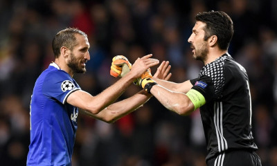 Γιουβέντους: Οι σημαίες Μπουφόν και Κιελίνι στον ιστό τους (photos+video)