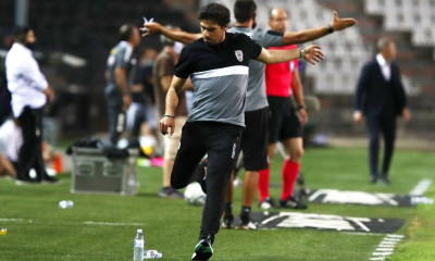 ΠΑΟΚ-ΑΕΚ: Έξαλλος ο Φερέιρα, κλώτσησε μπουκαλάκι με νερό (photos)