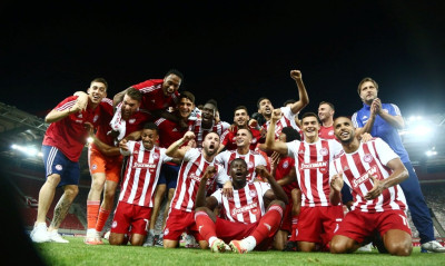 Ολυμπιακός: Τρελοί πανηγυρισμοί και αποθέωση Μαρτίνς για τον τίτλο (photos)