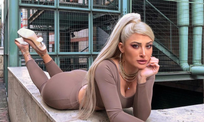 Το νέο «χτύπημα» της Τούνη: Πόζαρε χωρίς εσώρουχο (photos)