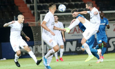 ΟΦΗ-ΠΑΟΚ: Εκτός εαυτού ο Κουτρουμπής, χτύπησε το χέρι του διαιτητή! (photos+video)