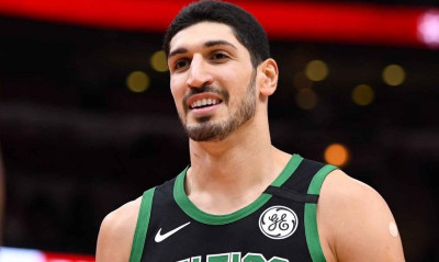 Συγκλονιστικός Καντέρ: Ανέβασε βίντεο από την αποφυλάκιση του πατέρα του