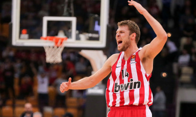 ΕΠΙΣΗΜΟ: Συνεχίζει στον Ολυμπιακό ο Βεζένκοφ