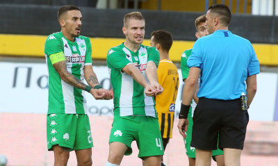 Εκτός ορισμών ο Βρέσκας, τον άλλαξαν από το Ολυμπιακός-ΑΕΚ