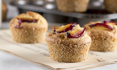 Άκης Πετρετζίκης: Muffins με κινόα και δαμάσκηνα