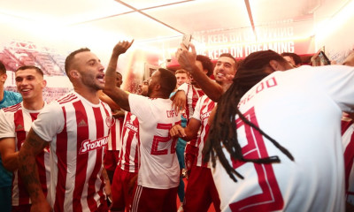 Ολυμπιακός: Πανηγυρικές σέλφι και μπουγέλα στα αποδυτήρια πριν τη φιέστα (photos)