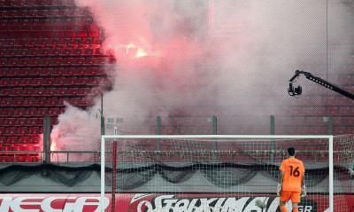 Ολυμπιακός-ΑΕΚ: Καπνογόνα και συνωστισμός στη φιέστα έξω από το Καραϊσκάκη (photos+video)