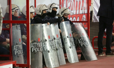 Ολυμπιακός-ΑΕΚ: Τραυματίστηκε αστυνομικός στο Φάληρο