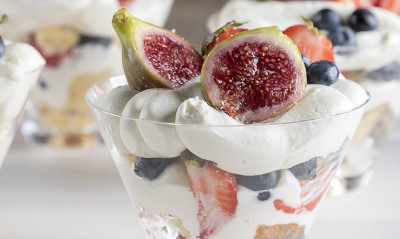 Άκης Πετρετζίκης: Trifle
