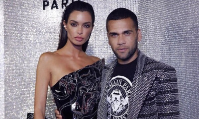 Η κυρία Άλβες ποζάρει γυμνή στην άμμο (pics)