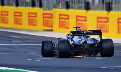 Formula 1: Έκανε πλάκα και με... τρεις ρόδες ο Χάμιλτον στο Σίλβερστοουν
