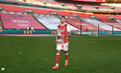 Άρσεναλ: Ο Ομπαμεγιάνγκ έριξε το τρόπαιο του FA Cup κατά την απονομή (video)