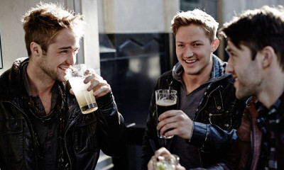 Διεθνής ημέρα μπίρας σήμερα και είσαι πιο υγιής όταν πίνεις με τους κολλητούς