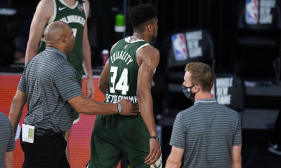 NBA: Κουτουλιά και αποβολή για τον Αντετοκούνμπο, κινδυνεύει με «καμπάνα» (videos+photos)