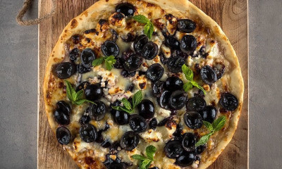 Άκης Πετρετζίκης: Πίτσα με φέτα και σταφύλια