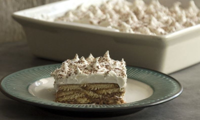 Άκης Πετρετζίκης: Το τέλειο γλυκό ψυγείου με μπισκότα