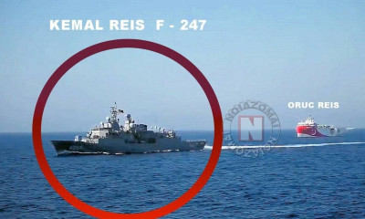 Φωτογραφία ντοκουμέντο με το ρήγμα στο Kemal Reis μετά την επακούμβηση με τη φρεγάτα Λήμνος