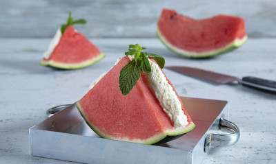 Άκης Πετρετζίκης: Καρπούζι γεμιστό με μους τυριού